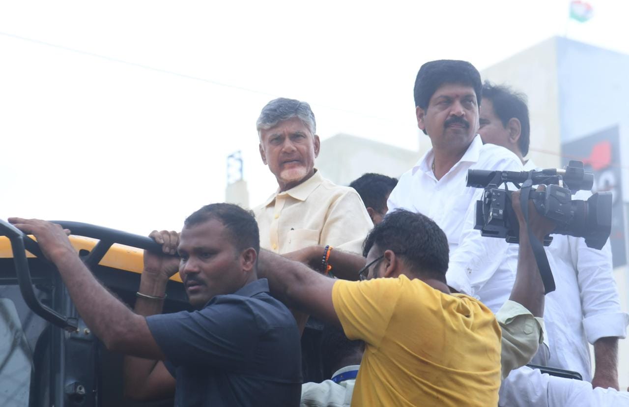CM visits bhavanipuram, vijayawada